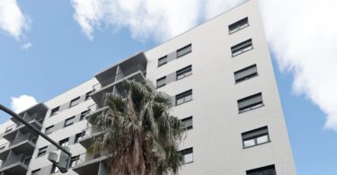 El Ayuntamiento adjudica 22 viviendas del edificio del Safranar para alquiler asequible de jóvenes y mayores de 65 años