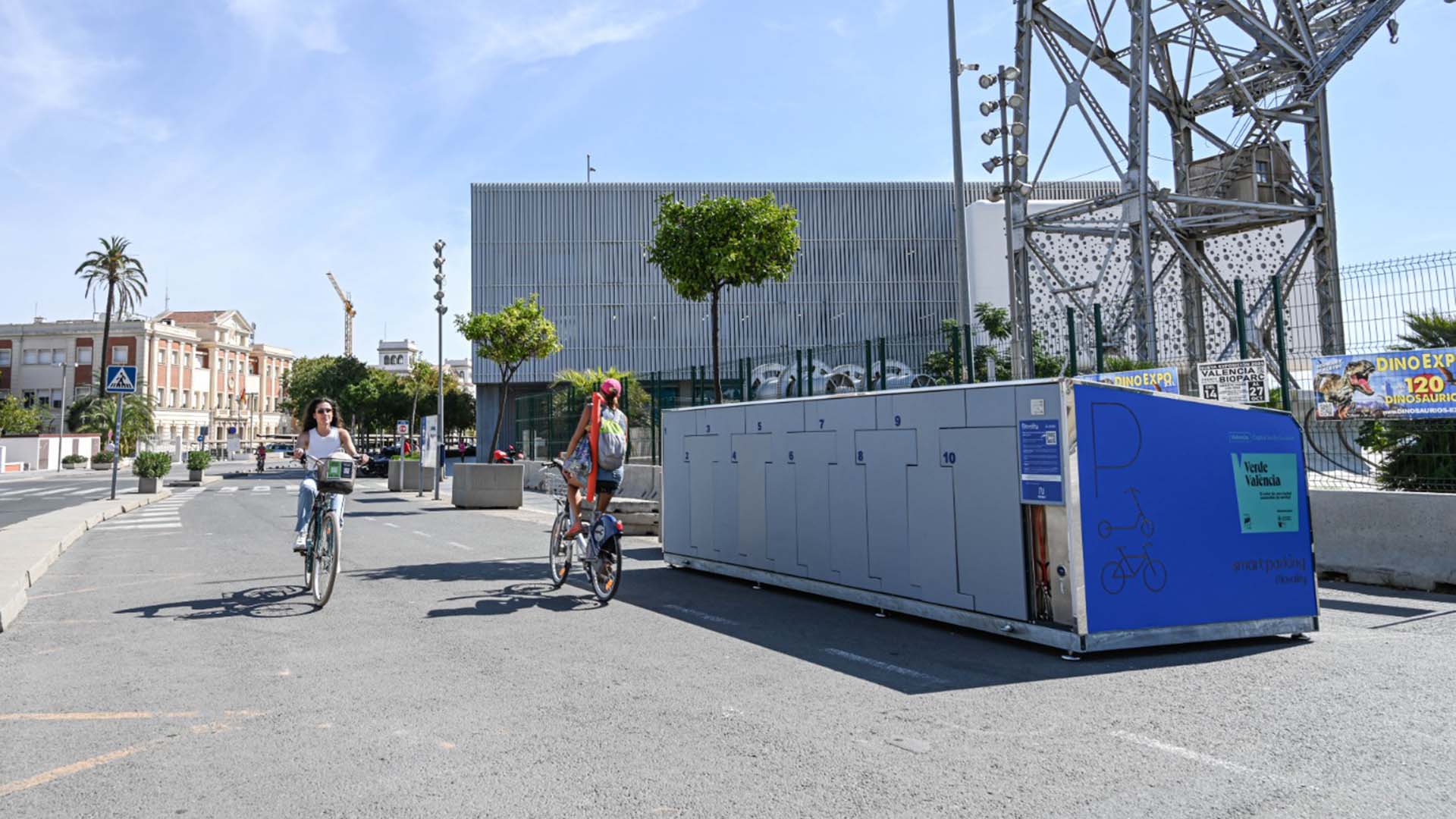 València instala un aparcamiento seguro para bicis en La Marina