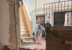 El Ayuntamiento de València continúa con su compromiso de preservar y mantener el patrimonio histórico de la ciudad. En esta ocasión, ha destinado 34.493,92 euros a la renovación completa de la cocina de la Casa Natalicia de San Vicente Ferrer, también conocida como el Pouet de San Vicent. Esta intervención, que concluirá en septiembre, forma parte del esfuerzo municipal por completar las obras que no se incluyeron en la rehabilitación realizada en 2021. Un compromiso con la conservación del patrimonio La concejala de Recursos Humanos y Técnicos, Julia Climent, explicó durante una visita al edificio que esta renovación responde al compromiso adquirido en una visita previa realizada en abril. En dicha ocasión, se decidió actuar en las áreas más deterioradas del edificio que llevaban años pendientes de reforma. Climent subrayó que la intervención se realiza sin alterar ningún elemento arquitectónico protegido, lo que garantiza el respeto por la estructura original del edificio. “La actual cocina ha quedado obsoleta,” comentó Climent, estimando que la última reforma de esta dependencia se llevó a cabo hace aproximadamente 40 años. La renovación contempla la sustitución completa de los elementos actuales, incluyendo el pavimento, los alicatados, los muebles, y las instalaciones eléctrica y de fontanería. La reforma de 2021: preservación del legado histórico Esta nueva fase de intervención complementa la importante rehabilitación realizada en 2021, que contó con una inversión de 410.488 euros. Dicha reforma incluyó la reparación de cubiertas y fachadas, la instalación de aire acondicionado en varias dependencias, y la restauración del semisótano del Pouet, entre otros trabajos. También se restauraron los azulejos de la zona de entrada, la Capilla Natalicia y diversas figuras escultóricas y cuadros que forman parte del patrimonio del edificio. La intervención de 2021 permitió recuperar varias áreas del Pouet de San Vicent, uno de los edificios más emblemáticos de la ciudad. No obstante, la cocina había quedado fuera de esa reforma, y ahora, con la actuación prevista, se completará el trabajo pendiente para garantizar la conservación integral del edificio. Un espacio de valor histórico La Casa Natalicia de San Vicente Ferrer es un edificio de gran relevancia para València, tanto por su valor histórico como religioso. San Vicente Ferrer es una de las figuras más importantes de la historia valenciana, y la casa donde nació es un lugar de peregrinación y visita para miles de personas cada año. Con esta nueva intervención, el Ayuntamiento asegura que el edificio mantendrá su esplendor y seguirá siendo un referente cultural y turístico para la ciudad. Conclusión: un paso más hacia la preservación del patrimonio valenciano La renovación de la cocina del Pouet de San Vicent es otro ejemplo del compromiso del Ayuntamiento de València con la conservación de su patrimonio. Con una inversión de más de 34.000 euros, la ciudad da un paso más en la restauración de este edificio histórico, asegurando su preservación para las generaciones futuras. El respeto por la historia y la apuesta por mantener los espacios emblemáticos de València siguen siendo una prioridad para el gobierno local, que con estas acciones refuerza su compromiso con la cultura y el patrimonio de la ciudad.