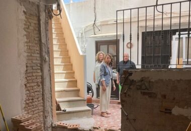 El Ayuntamiento de València continúa con su compromiso de preservar y mantener el patrimonio histórico de la ciudad. En esta ocasión, ha destinado 34.493,92 euros a la renovación completa de la cocina de la Casa Natalicia de San Vicente Ferrer, también conocida como el Pouet de San Vicent. Esta intervención, que concluirá en septiembre, forma parte del esfuerzo municipal por completar las obras que no se incluyeron en la rehabilitación realizada en 2021. Un compromiso con la conservación del patrimonio La concejala de Recursos Humanos y Técnicos, Julia Climent, explicó durante una visita al edificio que esta renovación responde al compromiso adquirido en una visita previa realizada en abril. En dicha ocasión, se decidió actuar en las áreas más deterioradas del edificio que llevaban años pendientes de reforma. Climent subrayó que la intervención se realiza sin alterar ningún elemento arquitectónico protegido, lo que garantiza el respeto por la estructura original del edificio. “La actual cocina ha quedado obsoleta,” comentó Climent, estimando que la última reforma de esta dependencia se llevó a cabo hace aproximadamente 40 años. La renovación contempla la sustitución completa de los elementos actuales, incluyendo el pavimento, los alicatados, los muebles, y las instalaciones eléctrica y de fontanería. La reforma de 2021: preservación del legado histórico Esta nueva fase de intervención complementa la importante rehabilitación realizada en 2021, que contó con una inversión de 410.488 euros. Dicha reforma incluyó la reparación de cubiertas y fachadas, la instalación de aire acondicionado en varias dependencias, y la restauración del semisótano del Pouet, entre otros trabajos. También se restauraron los azulejos de la zona de entrada, la Capilla Natalicia y diversas figuras escultóricas y cuadros que forman parte del patrimonio del edificio. La intervención de 2021 permitió recuperar varias áreas del Pouet de San Vicent, uno de los edificios más emblemáticos de la ciudad. No obstante, la cocina había quedado fuera de esa reforma, y ahora, con la actuación prevista, se completará el trabajo pendiente para garantizar la conservación integral del edificio. Un espacio de valor histórico La Casa Natalicia de San Vicente Ferrer es un edificio de gran relevancia para València, tanto por su valor histórico como religioso. San Vicente Ferrer es una de las figuras más importantes de la historia valenciana, y la casa donde nació es un lugar de peregrinación y visita para miles de personas cada año. Con esta nueva intervención, el Ayuntamiento asegura que el edificio mantendrá su esplendor y seguirá siendo un referente cultural y turístico para la ciudad. Conclusión: un paso más hacia la preservación del patrimonio valenciano La renovación de la cocina del Pouet de San Vicent es otro ejemplo del compromiso del Ayuntamiento de València con la conservación de su patrimonio. Con una inversión de más de 34.000 euros, la ciudad da un paso más en la restauración de este edificio histórico, asegurando su preservación para las generaciones futuras. El respeto por la historia y la apuesta por mantener los espacios emblemáticos de València siguen siendo una prioridad para el gobierno local, que con estas acciones refuerza su compromiso con la cultura y el patrimonio de la ciudad.