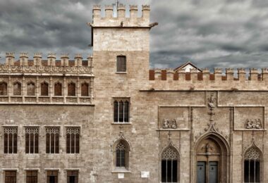 yuntamiento restaura veinte almenas de la torre de la Lonja