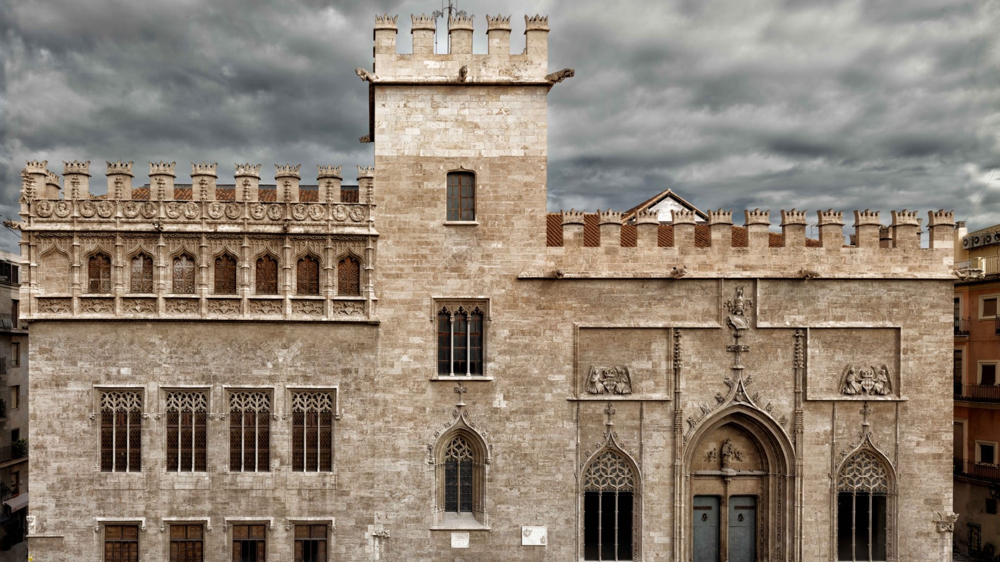 yuntamiento restaura veinte almenas de la torre de la Lonja