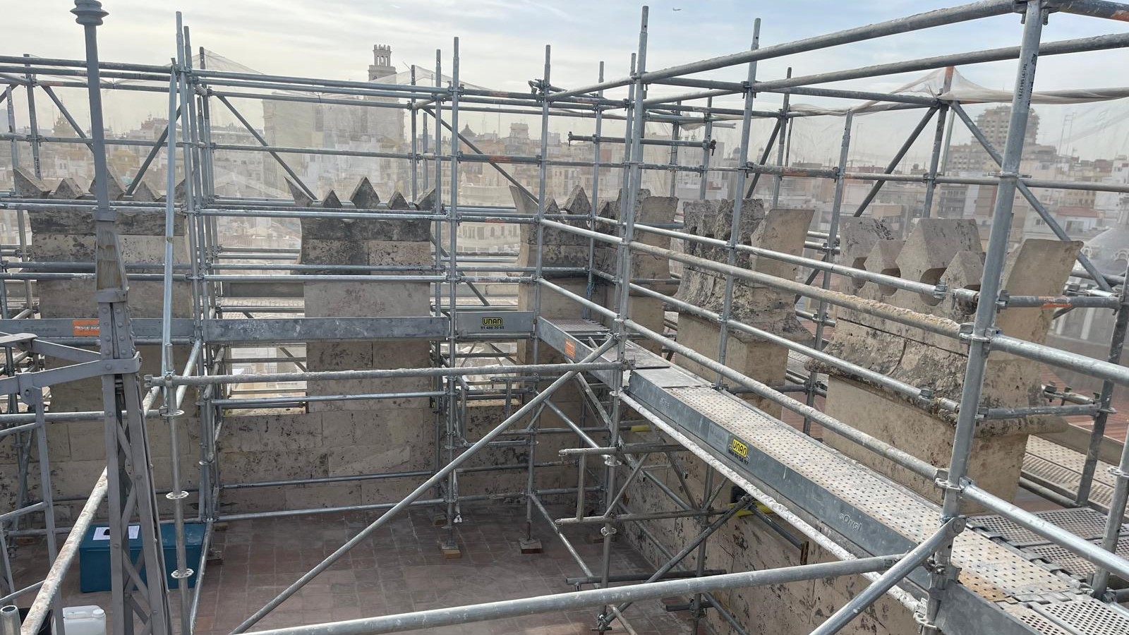 Las obras de restauración en la torre de la Lonja de València