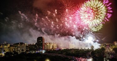 València celebra el 9 d’Octubre con pirotecnia