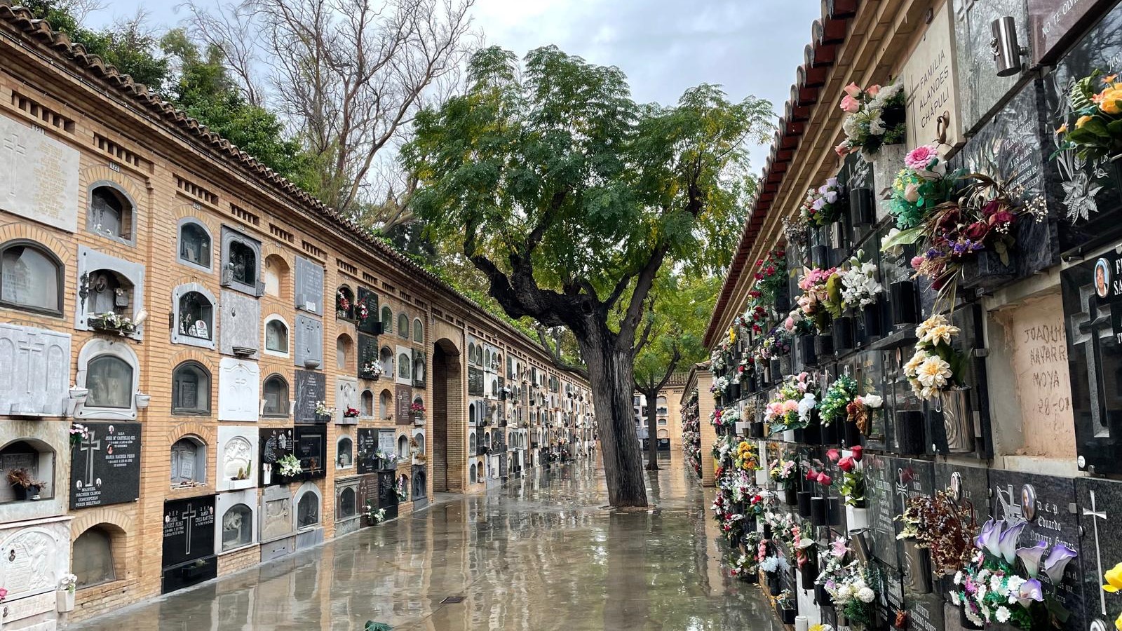 Visitar los cementerios en el Día de Todos los Santos