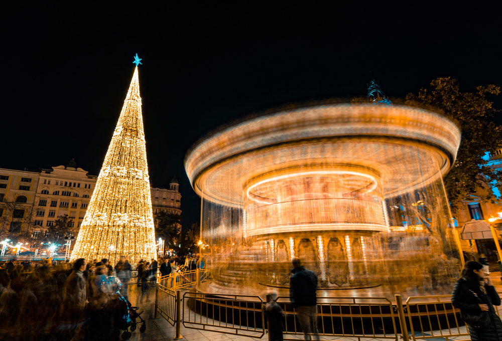 El encendido de las luces navideñas en València este miércoles, 4 de diciembre, estará marcado por un homenaje especial a las víctimas de la dana y un agradecimiento público a la solidaridad del voluntariado y la sociedad valenciana. Este acto, cargado de simbolismo y emoción, será una celebración que combinará arte, esperanza y unidad.

Una estrella para la solidaridad
A las 19:30 horas, las falleras mayores de València, junto a sus cortes de honor, presionarán la palanca que encenderá la “Estrella de la Solidaridad”. Esta estrella simboliza el recuerdo hacia las personas damnificadas por la dana y el espíritu de unión que ha caracterizado a la comunidad valenciana. En palabras de la alcaldesa, María José Catalá, “València iluminará de esperanza a quienes más lo necesitan, apelando a la solidaridad de toda la población”.

El acto se iniciará a las 19:00 horas con la inauguración del Belén en el Salón de Cristal, montado por la Asociación de Belenistas de València. Posteriormente, se procederá al encendido de las luces navideñas que vestirán de magia las calles del centro histórico, las grandes vías, los barrios y las pedanías de la ciudad.

Música como vehículo de esperanza
La música tendrá un papel destacado en este evento. El coro del Conservatorio Municipal "José Iturbi" interpretará en directo piezas de Haendel y villancicos tradicionales de Alborch, añadiendo solemnidad y espíritu navideño al acto. Además, el cantante valenciano Rei Ortolá, autor de la canción “Voces de Valencia”, aportará su talento para transmitir un mensaje de fortaleza y unión. Esta canción, que alude al alma y la fuerza de los valencianos, resonará como un himno de esperanza y superación.

Una ciudad cubierta por un manto de luz
El diseño de la iluminación navideña de este año incluye una bóveda estrellada que conecta la plaza del Ayuntamiento con el centro histórico, adornada con guirnaldas cálidas que evocan polvo de estrellas. Según explicó la alcaldesa, “el cometa solidario atravesará cada rincón de la ciudad”, dejando un mensaje de unidad y esperanza.

Además, se recuperará la iluminación ornamental de los árboles en la plaza, incluyendo los plataneros que rodean este emblemático espacio. La plaza acogerá también una pista de patinaje y un carrusel organizado por la Asociación de Comerciantes del Centro Histórico, completando así el ambiente festivo.

Más allá del centro: luz para toda la ciudad
La iluminación no solo engalanará el centro histórico de València, sino que también abarcará barrios y pedanías, asegurando que la magia de la Navidad llegue a todos los rincones de la ciudad. Este gesto refuerza el mensaje de solidaridad y cohesión que marca el espíritu de este encendido navideño.

Un acto para recordar y unir
El encendido de las luces navideñas en València será mucho más que un evento decorativo. Es un acto que conecta a la comunidad valenciana con sus valores de solidaridad, apoyo mutuo y superación, recordando a las víctimas de la dana y agradeciendo a quienes contribuyeron a aliviar sus consecuencias. La Navidad de València comenzará con un mensaje claro: la unidad y la esperanza pueden iluminar cualquier oscuridad.