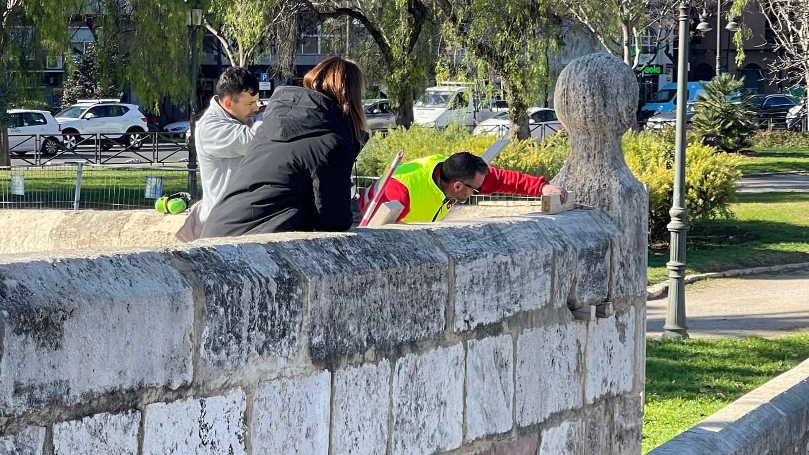 Empieza la restauración de la muralleta del antiguo cauce del Turia