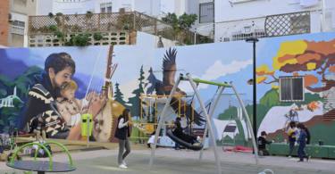 plaza de Sor Guillermina reivindica la importancia de la infancia y la naturaleza en un mural de 240 metros cuadrados