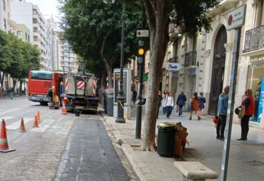 El Servicio de Mantenimiento de Infraestructuras repara 21 puntos del firme de las calles por las que discurrirá la Ofrenda