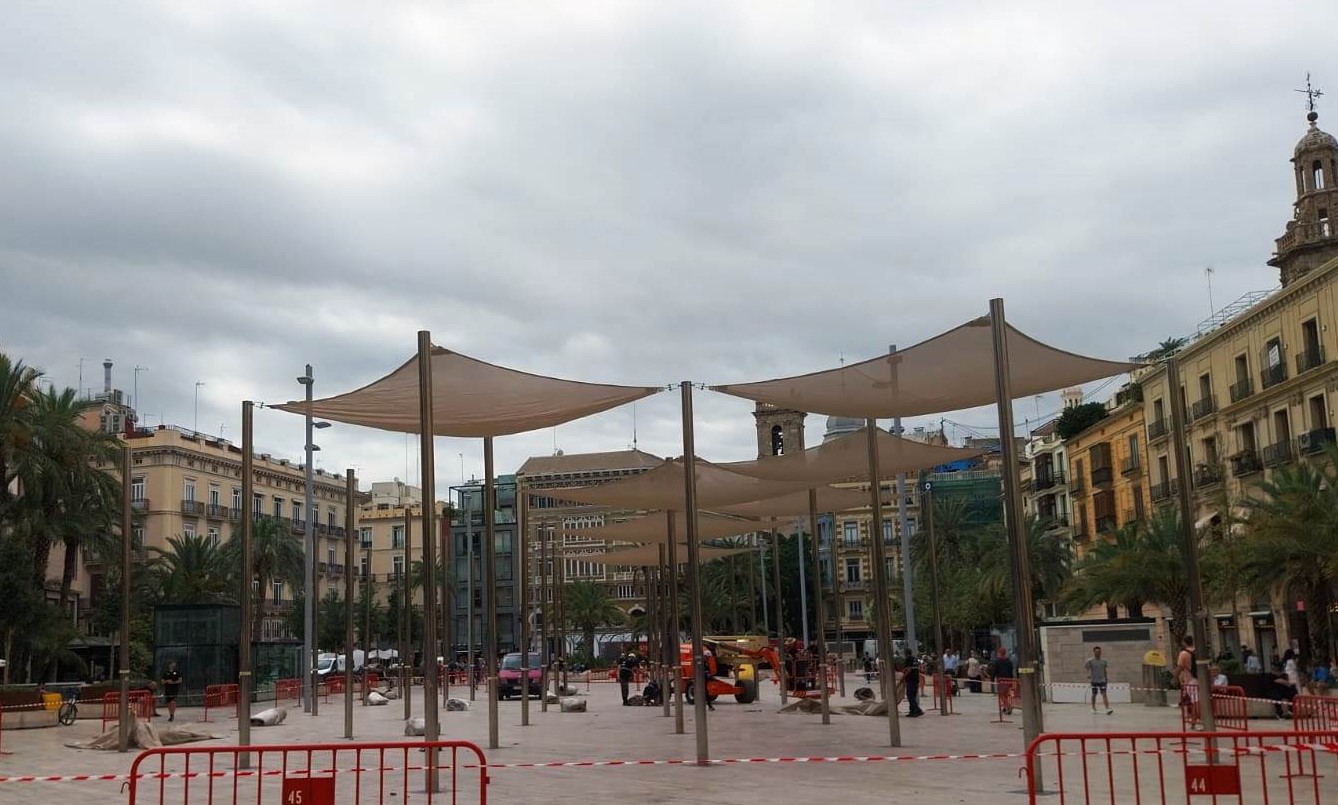 El Ayuntamiento estudia la instalación de sistemas de sombra en las principales plazas