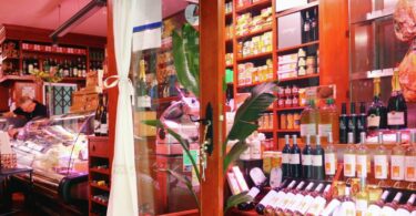 Valencia busca acciones para garantizar el mantenimiento del comercio minorista en los barrios de la ciudad