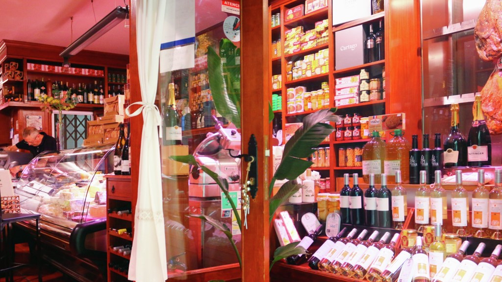 Valencia busca acciones para garantizar el mantenimiento del comercio minorista en los barrios de la ciudad
