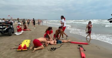 equipos de salvamento en las playas con una respuesta de atención de 4 minutos