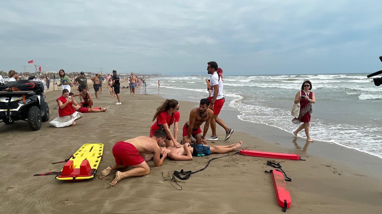 equipos de salvamento en las playas con una respuesta de atención de 4 minutos