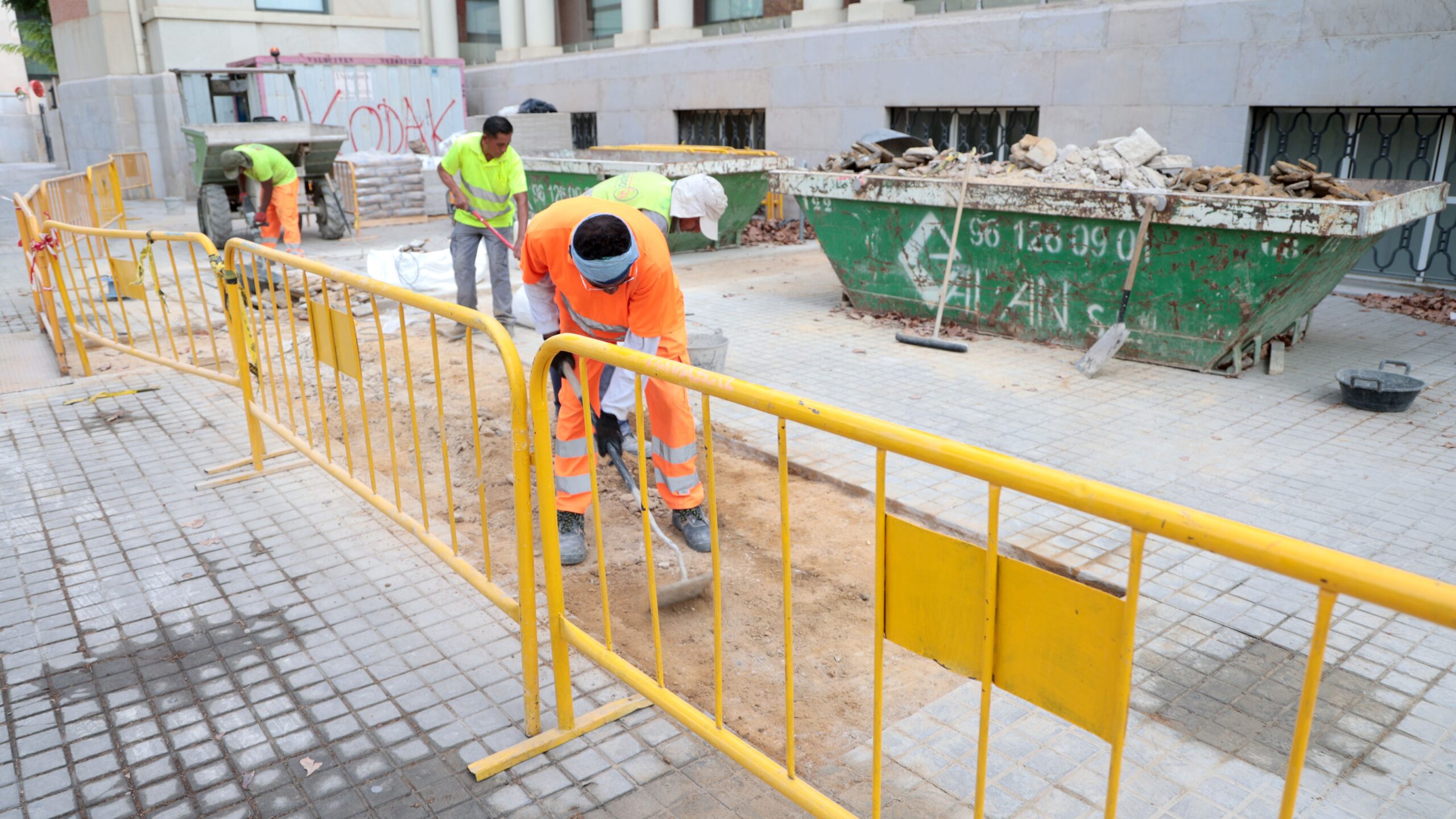 renueva las aceras de varias calles de la ciudad