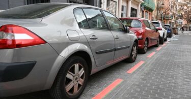 zona naranja para aparcar en el barrio de la Petxina