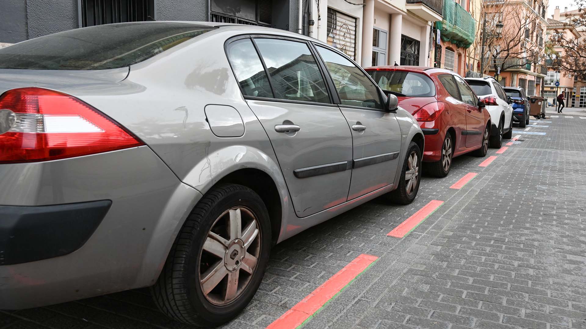 zona naranja para aparcar en el barrio de la Petxina