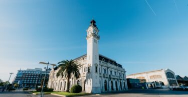 integración paisajística del Edificio del Reloj del puerto como acceso de entrada a la Marina