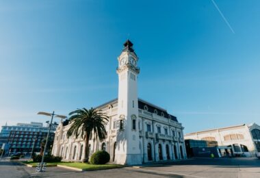 integración paisajística del Edificio del Reloj del puerto como acceso de entrada a la Marina