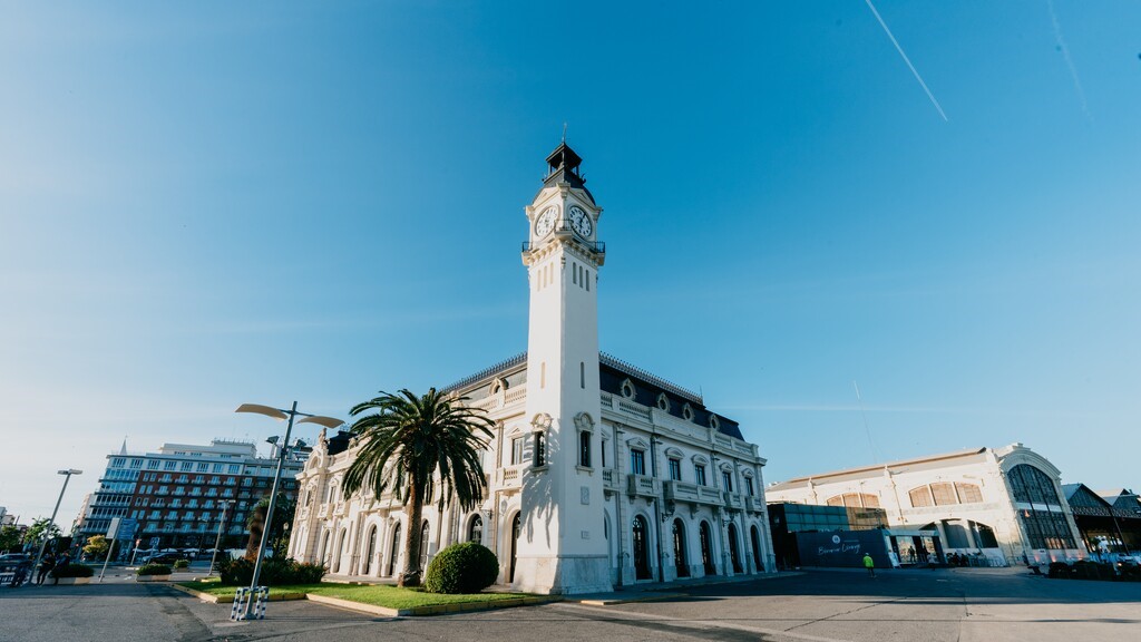 integración paisajística del Edificio del Reloj del puerto como acceso de entrada a la Marina