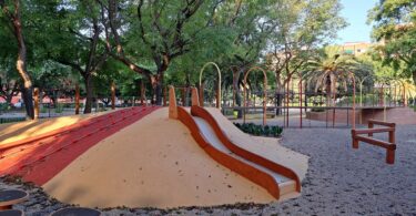 El jardín de la plaza de Enrique Granados estrena una nueva área de juegos infantiles