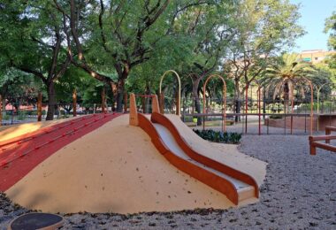 El jardín de la plaza de Enrique Granados estrena una nueva área de juegos infantiles