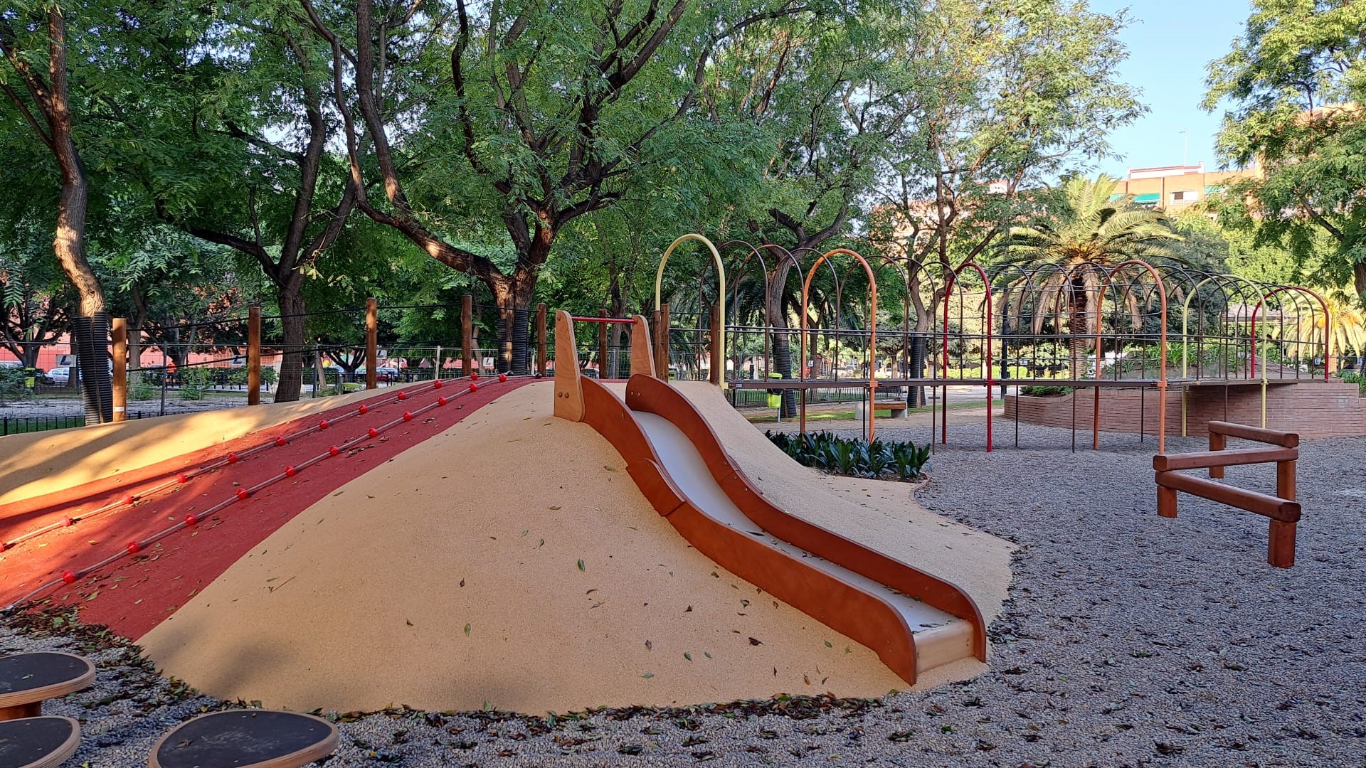 El jardín de la plaza de Enrique Granados estrena una nueva área de juegos infantiles